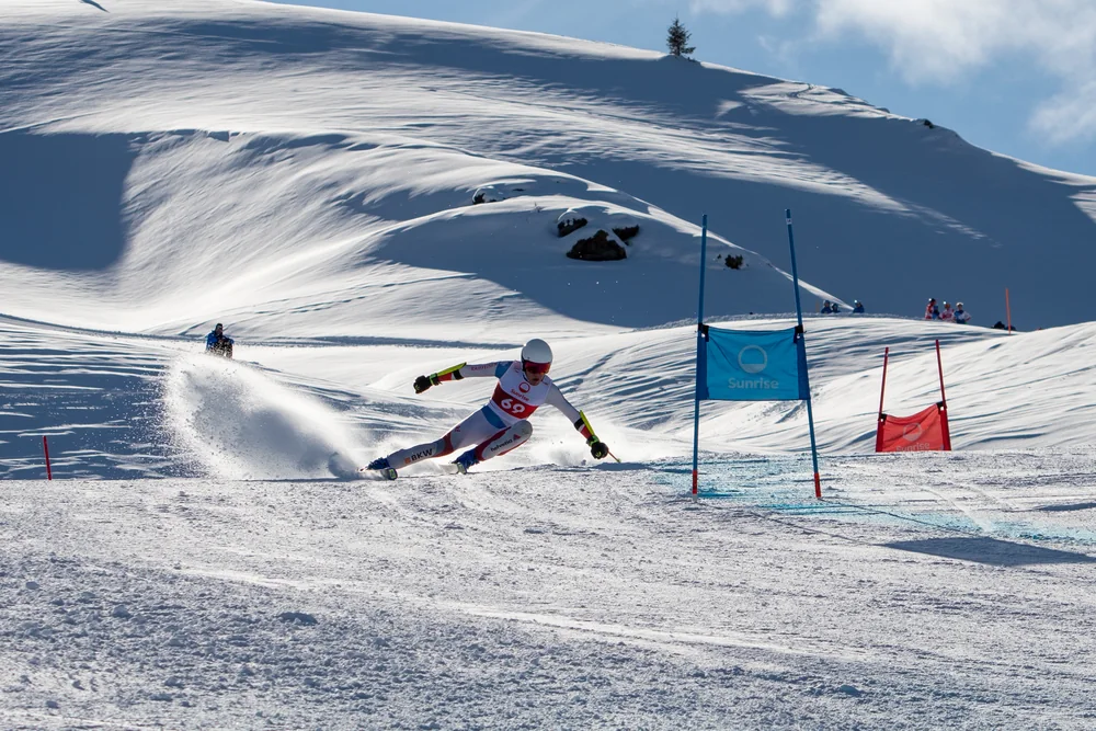 Noah Gisler beim Renntraining im verschneiten Gebirge