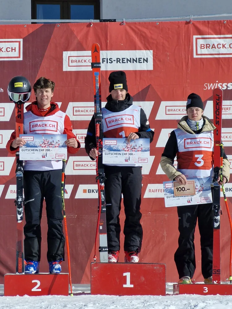 Noah Gisler bei einer Siegerehrung im Skirennsport